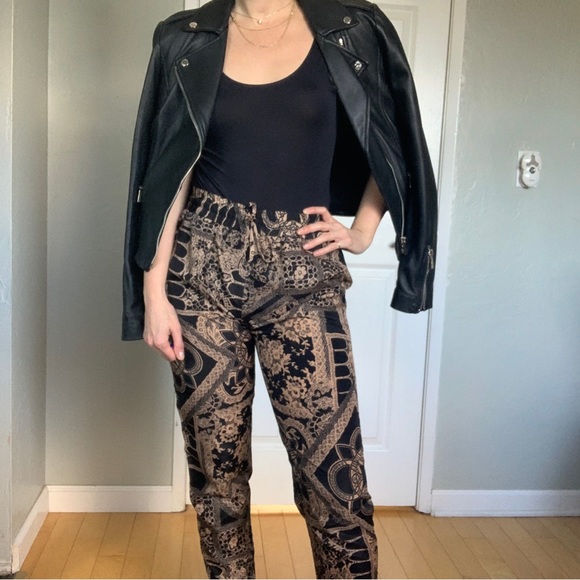 High waisted tapered ankle pants w/ Versace like print - Picture 3 of 13